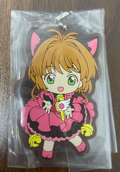 魔卡少女樱是90年代动画，带有浓浓的复古画风，是中古的 热门漫画将CLAMP老师绘制的漫画单行本封面制作成徽章。透明卡篇系列是 新动画播出后推出的新画风徽章。“魔卡少女樱展”、“CLAMP展”等场合推出的限定徽章，设计精美，数量多


