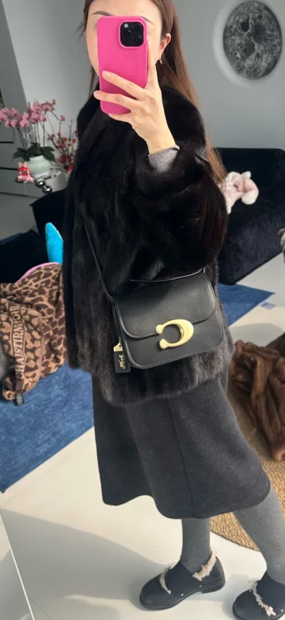 太美丽了吧，这个衣服，毛毛特别好，好好好好好，才几百块钱就能拥有如此美丽的衣服，太划算了，快冲啊，买买买


