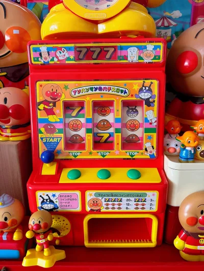 第一次海运玩具 在大海上漂的时间比较久 一上岸时间就快了起来 马不停蹄地到我家啦～ 这次买到了好价的面包超人拉霸机～ 虽然功能已经失灵了本体也有破损 但摆放在家中当个摆设还是很不错的～