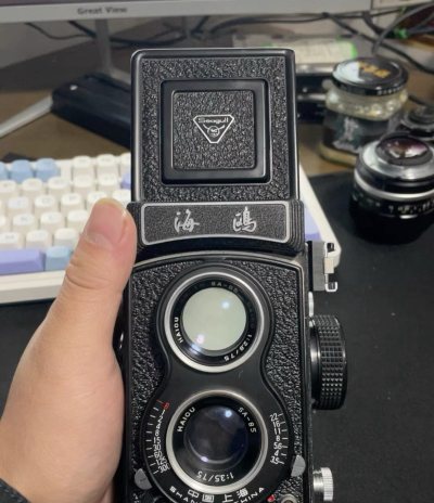 海淘海鸥4a103，小巧精致如掌中宝。镜头素质不错，毛玻璃对焦需耐心。复古情怀满分，随身携带扫街利器，胶片乐趣尽在其中。