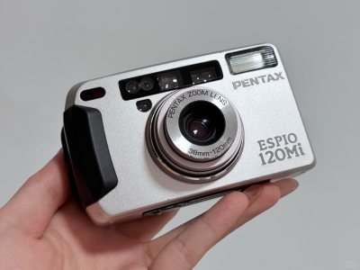 这次入手的这台胶片相机真的太惊喜了✨！银色的机身质感细腻，成色比预想的还要好。用它拍的樱花照片色彩浓郁，很有复古感，喜欢喜欢。