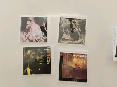 这一单是卖家批量出售的无外盒包装版，没说具体数量，只说100张左右，标题是爵士入门名盘，到仓库显示有5斤左右，由于价格低被要求重新申报，好在顺利通过，收到以后数了下，足足有180张，基本都是爵士名盘，还有几十张古典，填补了我没什么古典专辑的空白，唯一遗憾的一点就是卖...这一单是卖家批量出售的无外盒包装版，没说具体数量，只说100张左右，标题是爵士入门名盘，到仓库显示有5斤左右，由于价格低被要求重新申报，好在顺利通过，收到以后数了下，足足有180张，基本都是爵士名盘，还有几十张古典，填补了我没什么古典专辑