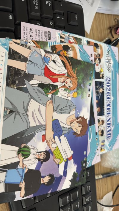 这一箱的台历来自雅虎日拍，立牌和杯垫来自煤炉。
切煤很快，所以才抢到了可爱的修立牌
虽然这一箱过海关的时候遇到了困难
但最后也顺利结局了
整体来说除了国际邮费贵一点，其他都很好~~