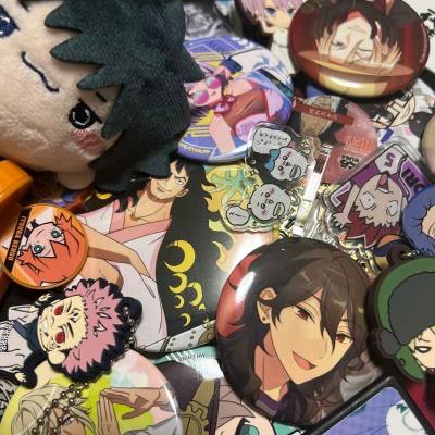 这次在挖煤姬上淘到的动漫周边真的太惊喜了！从吧唧、色纸到立牌，每一件都保存得超完好，品相和描述完全一致，甚至还有不少稀有款。平台操作很省心，打包也特别严实，完全不用担心运输途中会有损坏。海运时效也比预期快，收到包裹的时候幸福感直接拉满！已经把喜欢的店铺都收藏了，...这次在挖煤姬上淘到的动漫周边真的太惊喜了！从吧唧、色纸到立牌，每一件都保存得超完好，品相和描述完全一致，甚至还有不少稀有款。平台操作很省心，打包也特别严实，完全不用担心运输途中会有损坏。海运时效也比预期快，收到包裹的时候幸福感直接拉满