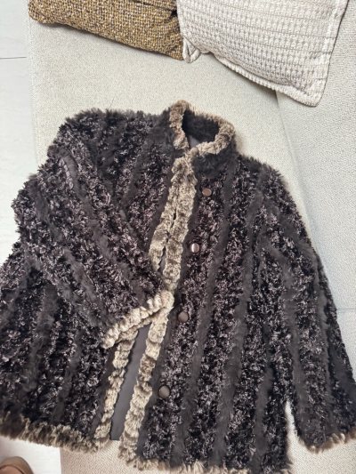 这次选择合单了三件中古毛毛外套，三件成色都很好，卖家发货也积极。合单审核也挺快的，走EMS最快的路线。是一次很好的购物体验，期待下次在挖煤姬挖到更多的宝藏单品！