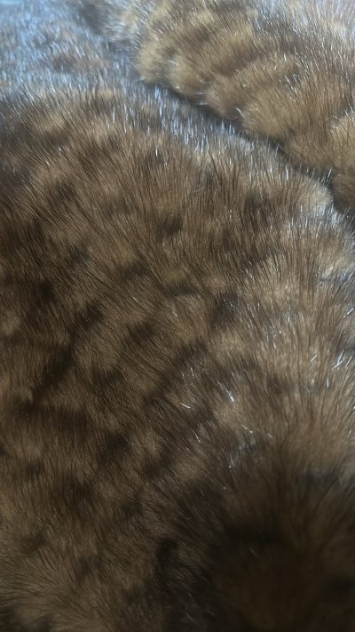 这个编织款的外套非常的好看，手感也不错，很新颖，ems的物流快递也很快，一周左右就到家了，整体非常满意?