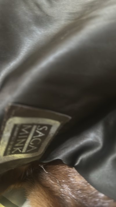 很喜欢这个颜色，清灰绿色的外套，感觉颜色很新颖。大小也可以，宽松的版型很舒适。包的也很严实，很棒?很满意的一次购物