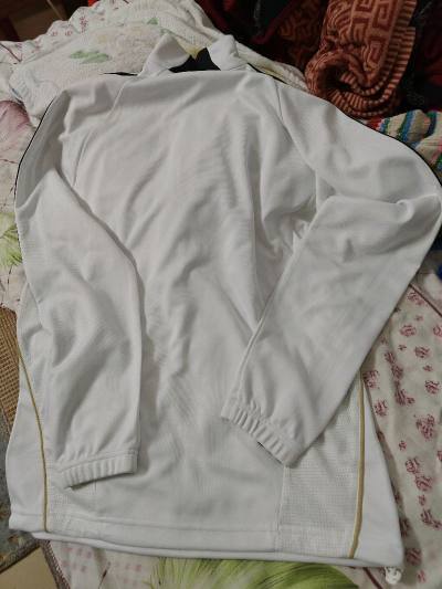 马上过春节了，购物活动不停，入手了一件白色长袖T恤，中厚款，设计简约，初春穿最合适啦，试穿了一下，面料很舒服。在挖煤姬平台选购的，还有其他很多款式可以选择，服务不错，发货迅速，纸盒打包扎实，满意！