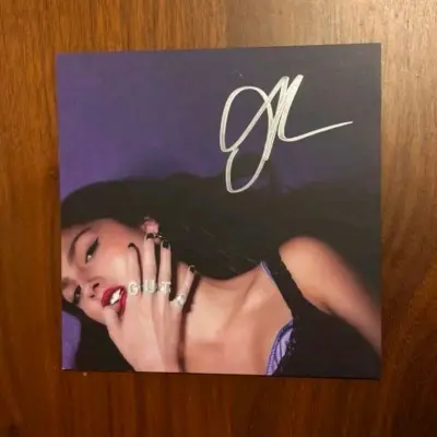 强烈推荐挖煤姬！淘到的娅娅签名品相绝了，签名清晰工整，正品无疑。平台合单方便，物流速度快，包装得超级用心，层层保护完全不用担心损坏。对于收藏党来说真的太友好了，购物过程省心又放心，好评拉满！

