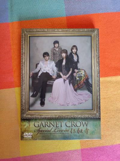 这张海淘的演唱会DVD简直物超所值！画质清晰到能看清艺人的微表情，音效还原度极高，附赠的花絮碟里还有未公开的彩排片段。虽然跨国运费不菲，但作为粉丝，能随时重温现场感动，这钱花得特别值，收藏党必入！