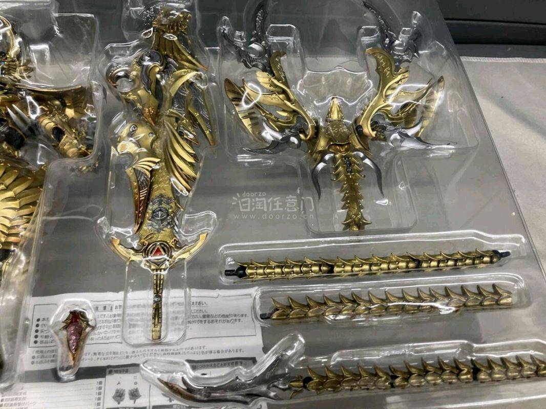 最近凑单入手的，开箱后感觉挺满意。关节活动顺畅，漆面质感也不错，整体造型很帅气。

包装用的是挖煤姬的纸箱，里面加了缓冲泡膜，东西完好无损地送到了。