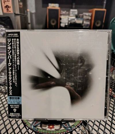 拆开包装的瞬间，还是会被实体唱片的质感治愈。
封面、歌词本、碟面纹路，每一处都比数字音乐多了温度。把唱片放进机子里，音乐从音箱里缓缓流出来的那一刻，所有浮躁都被抚平。喜欢收集CD，大概就是喜欢这种看得见、摸得着的浪漫吧。慢慢攒，慢慢听，日子也变得有仪式感。也非常的感...拆开包装的瞬间，还是会被实体唱片的质感治愈。
封面、歌词本、碟面纹路，每一处都比数字音乐多了温度。把唱片放进机子里，音乐从音箱里缓缓流出来的那一刻，所有浮躁都被抚平。喜欢收集CD，大概就是喜欢这种看得见、摸得着的浪漫吧。慢慢攒，慢慢听，日