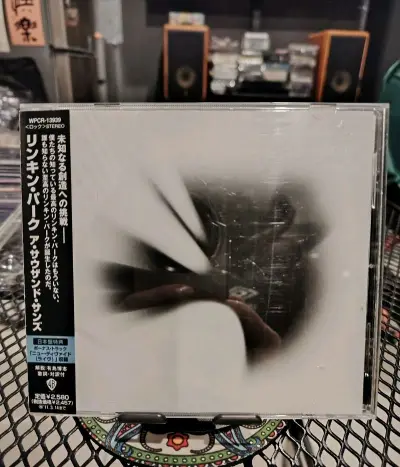 拆开包装的瞬间，还是会被实体唱片的质感治愈。
封面、歌词本、碟面纹路，每一处都比数字音乐多了温度。把唱片放进机子里，音乐从音箱里缓缓流出来的那一刻，所有浮躁都被抚平。喜欢收集CD，大概就是喜欢这种看得见、摸得着的浪漫吧。慢慢攒，慢慢听，日子也变得有仪式感。也非常的感...拆开包装的瞬间，还是会被实体唱片的质感治愈。
封面、歌词本、碟面纹路，每一处都比数字音乐多了温度。把唱片放进机子里，音乐从音箱里缓缓流出来的那一刻，所有浮躁都被抚平。喜欢收集CD，大概就是喜欢这种看得见、摸得着的浪漫吧。慢慢攒，慢慢听，日