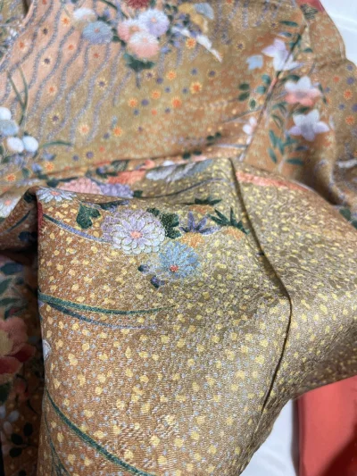 衣服非常好看，花纹精致，上面点缀金彩，肉眼看blingbling的。价格实惠，送的时候包装完好无损，还有泡泡膜保护，快递很快