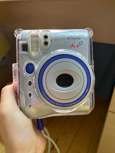 这次淘的是一台拍立得mini55，特别喜欢这个拍立得的是跑马灯，每次开机或者定时拍照都会闪蓝色灯光，非常炫酷，很有千禧年的未来质感。这次选择的物流的是epl，本来很担心丢件不赔的事情，但是没想到非常迅速的就送到内了，打包的也非常好，没有一点损伤。愉快的购物体验！！！...这次淘的是一台拍立得mini55，特别喜欢这个拍立得的是跑马灯，每次开机或者定时拍照都会闪蓝色灯光，非常炫酷，很有千禧年的未来质感。这次选择的物流的是epl，本来很担心丢件不赔的事情，但是没想到非常迅速的就送到内了，打包的也非常好，没有一