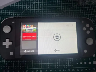 非常幸运的花费6000日元拍到了这台烧屏的lite，加运费差不多7500日元，到手后更换了全贴合屏幕，双tmr霍尔摇杆，5500大电池，还改了个定制机壳，自己焊了树莓派芯片，19年的小垃机就此满血复活，总花费不到600米