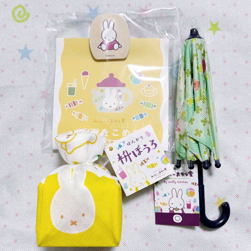 米菲这个伞拍摄道具太可爱了 看着非常迷你 给小公仔搭配起来肯定更好看了 还有便当手敷图案也很好看 阿朗基的小物也很奈斯 还在研究是否可以改造成磁贴来使用



