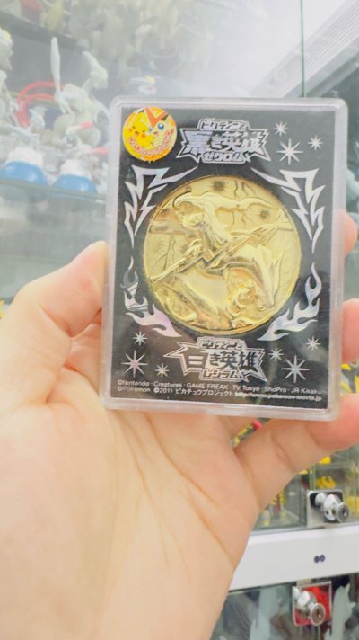 黑白龙挂件和酋雷姆铁牌