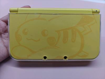 一直很喜欢这款皮卡丘的3ds,还好有挖煤姬可以让我有渠道买到心爱的游戏机。下单后秒代购，物流也很快，包装的安全感满满，不会有损坏。很满意，很喜欢！