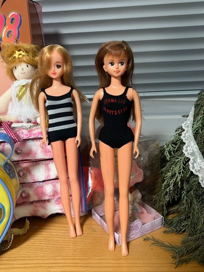 买了两个jenny娃娃，腿部有吸色，脸部手部有污渍，但是很便宜价格买到的！划算啦！还买了diesel的宽版皮带，很喜欢！会一直用挖煤姬的！