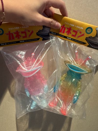 钱多多透明加粉色简直快乐加倍，绿色大耳朵伊卡尔斯太讨人喜欢，这次公牛展最值得买的就是这个怪兽脚脚挂件啦～