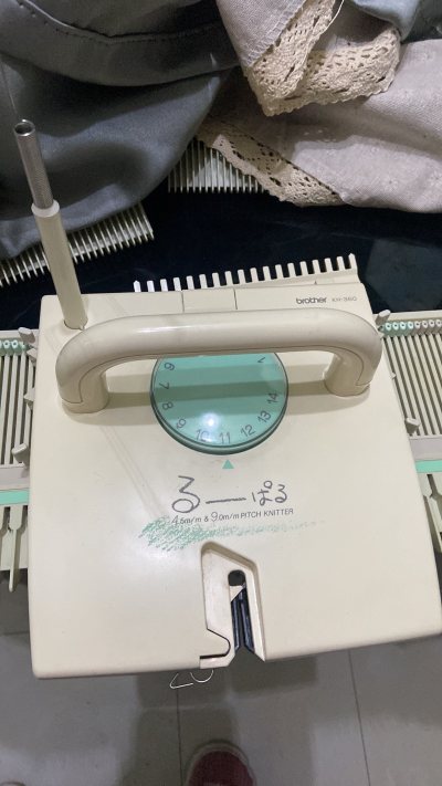 这是一款多功能的塑料编织机，它有2.8针和5.6针，可以使用两种不同针距去操作，简单，颜值也很高，我的女儿也很喜欢。