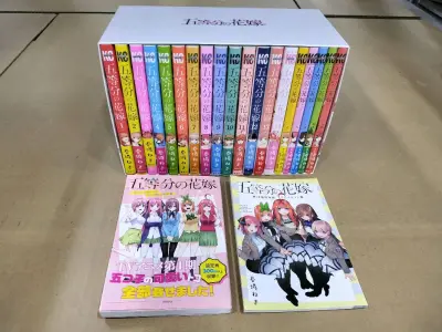 这套《五等分的新娘》全卷收纳BOX真的太香了！✨
全套漫画+全员集合收纳盒，不仅书脊色彩缤纷，每一本都完好无损，收纳盒质感也很精致，摆在家里就是一道风景线。作为五等分的忠实粉丝，能一次性集齐这套漫画，真的圆了青春回忆，二手状态也几乎全新，完全超出预期，强烈推荐给同好...这套《五等分的新娘》全卷收纳BOX真的太香了！✨ 全套漫画+全员集合收纳盒，不仅书脊色彩缤纷，每一本都完好无损，收纳盒质感也很精致，摆在家里就是一道风景线。作为五等分的忠实粉丝，能一次性集齐这套漫画，真的圆了青春回忆，二手状态也几乎全新，