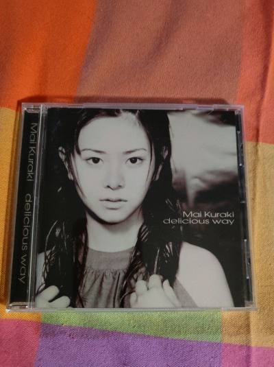 这张海淘CD的音质还原度堪称完美！黑胶质感的封套设计、加赠的访谈小册子都充满诚意，日版独有的高解析音源让每首歌的细节都清晰可辨。虽然等待了半个月，但拆开包裹那一刻，所有焦虑都化作了惊喜，实体专辑的魅力果然无可替代！