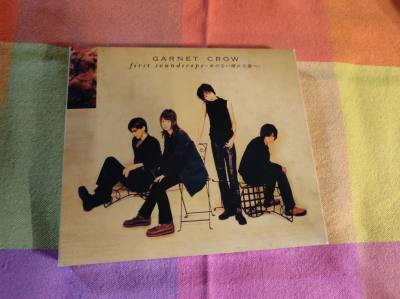 这次海淘的CD简直是“宝藏盲盒”！不仅收录了国内未发行的珍贵demo，日版特有的侧标和贴纸周边也保存完好。音质通透到能听清乐器间的细微共鸣，搭配复古风格的歌词本，整体质感远超预期，运费再贵也挡不住收藏的热情！