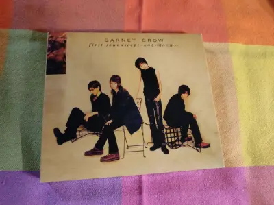 这次海淘的CD简直是“宝藏盲盒”！不仅收录了国内未发行的珍贵demo，日版特有的侧标和贴纸周边也保存完好。音质通透到能听清乐器间的细微共鸣，搭配复古风格的歌词本，整体质感远超预期，运费再贵也挡不住收藏的热情！