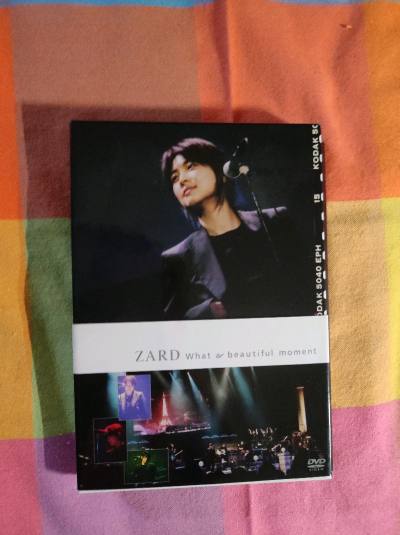 这张海淘的演唱会DVD绝对是“行走的回忆杀”！4K画质将现场光影细节还原得淋漓尽致，多机位视角切换让观众席互动都清晰可见，花絮里艺人即兴改编的片段更是惊喜。虽然运费小贵，但能随时重温那晚的感动，这份收藏价值远超价格！