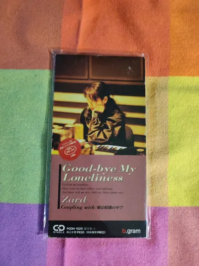 淘到这张老版8cm CD简直像挖到“时光胶囊”！90年代特有的迷你盘身和复古封面设计瞬间把人拉回那个年代，音质虽不及现代高清格式，但独特的模拟感与轻微的底噪反而更显温暖真实。作为绝版收藏，这份怀旧情怀无价！