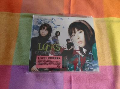 入手这张海淘CD时，完全被它的“细节控”征服了！侧标完整无损，内页附赠了艺人手写歌词的复刻页，音质通透到能听清伴奏中的微小和声。虽然物流等了12天，但拆开包裹的瞬间，所有等待都化作了对实体音乐最纯粹的感动！