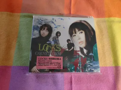 入手这张海淘CD时，完全被它的“细节控”征服了！侧标完整无损，内页附赠了艺人手写歌词的复刻页，音质通透到能听清伴奏中的微小和声。虽然物流等了12天，但拆开包裹的瞬间，所有等待都化作了对实体音乐最纯粹的感动！