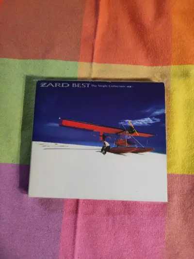 这张海淘CD的“拆封仪式感”太绝了！磨砂质感的封套、烫金工艺的侧标，加上日版独有的高解析音源，从视觉到听觉都充满惊喜。虽然运费占了总价近三分之一，但能收藏到国内未发售的限定版本，这份满足感完全对得起成本！