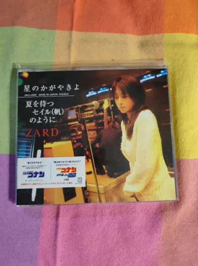 这张海淘的《柯南》主题曲CD简直是童年回忆的实体化！音质纯净到能听清每个转音细节，附赠的动画分镜歌词本和角色贴纸超有诚意，虽然运费小贵，但能收藏到日版限定盘，这波入手完全不亏！