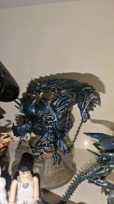 这款出自《异形大战铁血战士》的被俘异形女王（Captive Alien Queen）雕像，是Palisades Toys的经典之作，在收藏圈和玩家评价中收获了大量好评：
 
- 造型张力拉满：雕像完美还原了女王被铁血战士用铁链束缚、在金字塔中疯狂挣扎的场景，扭曲的肢...这款出自《异形大战铁血战士》的被俘异形女王（Captive Alien Queen）雕像，是Palisades Toys的经典之作，在收藏圈和玩家评价中收获了大量好评： - 造型张力拉满：雕像完美还原了女王被铁血战士用铁链束缚、在金字塔中