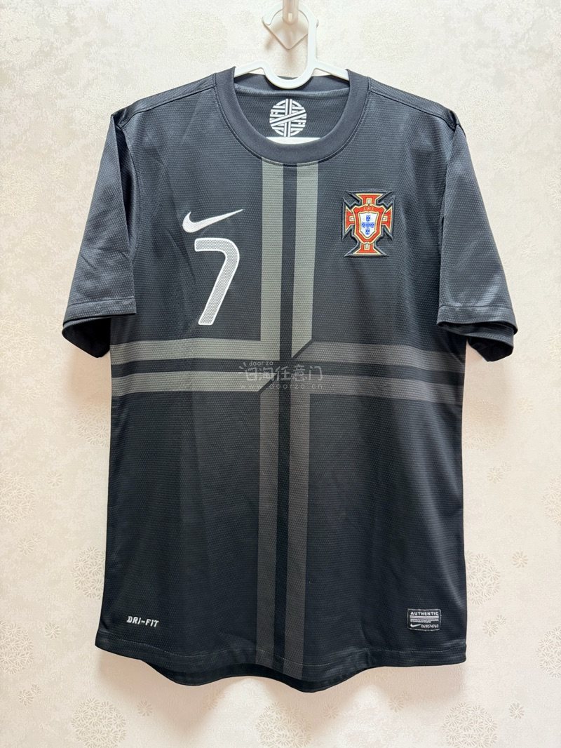 首次购物！但此次购物最大收获是圆了12年的梦，收到了这件2013年C罗在葡萄牙国家队仅用了一场的黑色客场球衣同款，在球衣圈子是十分珍贵非常罕有的存在，再次感激平台。