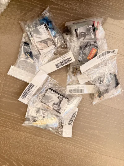 第一百三十四单 是两套奥特怪兽名鉴，有一套不齐，但价格很便宜。而且全是全新未拆的，觉得总体来说还不错。