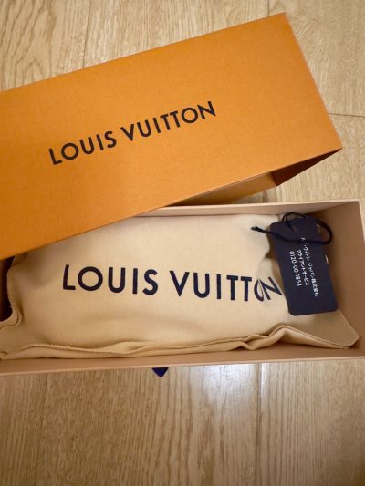 超级好价买到LV的新款羊毛长袜 过膝款很长 北方的冬天正好可以穿 还有stein的马海毛+真丝的费尔岛花纹毛衣 都是好价全新 非常nice 物流也很快 年前最后一波 冲冲冲！