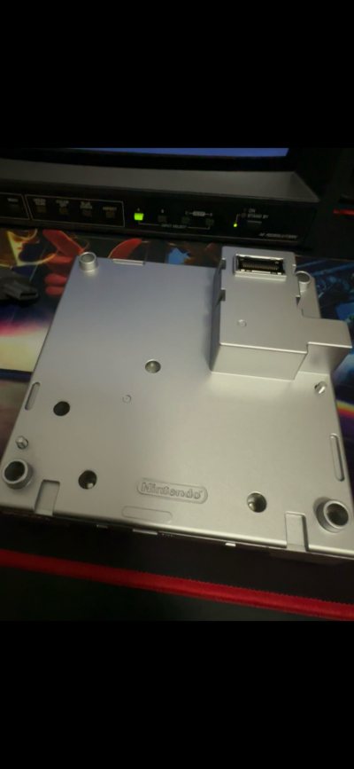 ngc gameboy player，还是银色成色相当好的品相，最重要的是后背2个黑色脚垫还在，这个基本上很难碰到，驱动光盘成色尚可，正常读取无误，fc双截龙2就没什么好说的了，经典收藏！


