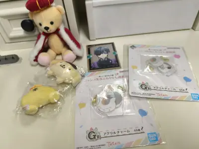 国王魅特熊，很可爱，红色的斗篷很喜庆，还有帅帅的王冠，布丁狗扭蛋毛绒也特别可爱，还有紫色啵酱特典，好看好看，2个一番赏夏目友人帐游乐园亚克力挂件，喜欢，包装还是很到位的，Ems也是很快到货，完美。
