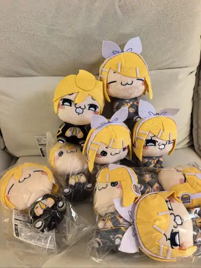 又淘可爱毛绒了
走的竹蜻蜓max，1.30合的单，2.6发，2.12已到
煤和乐色屋的镜音宝宝牌都在
罗针盘的笔头虽然没吊牌，但很新
奥米茄萌一个有牌，一个使用痕迹明显但已经洗香香
整体无缺无损，开心过年咯