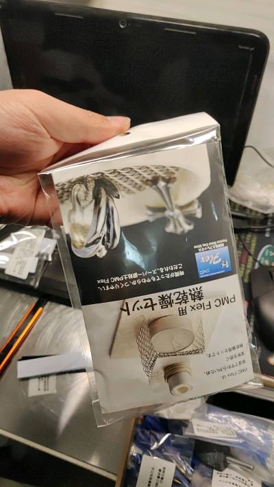 这款银粘土真的太惊喜了！包装精致，上手手感细腻柔软，延展性很好，塑形时不会开裂。按照说明书操作，烧制后银饰光泽度超高，成品质感完全不输专柜。作为手工爱好者，能亲手打造专属饰品，成就感满满，强烈推荐给喜欢DIY的朋友！