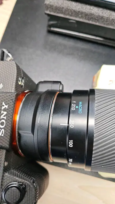 包装得很好，有一个很有意思，温馨的小棉布袋。转接环已连接上A7m3，美能达af镜头70-210和28-135两款镜头可自动对焦，速度很快，流畅，和手动环相比，完全是天壤之别。
