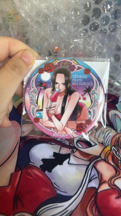 很开心买到了女帝徽章，蓝衣限定和711宴会限定，两款都是很不错的吧唧，女帝可太好看了。另外还有halfage系列的隐藏女帝，开心。