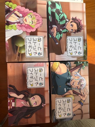 终于收到心心念念的鬼灭round1限定和蜜璃景品了，这些是在挖煤姬好价切到的，发货非常快，1月排发的二月初就收到了！包装也非常好，有泡沫纸和硬纸箱，下次还来～