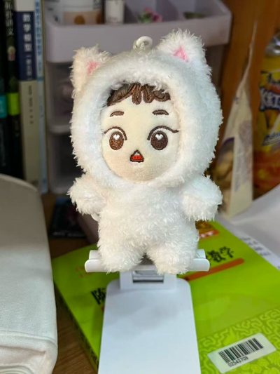 超级萌的娃娃和徽章。而且非常好价。虽然徽章的成色有点战损，但是很稀有买不到，所以说也还不错。娃娃也是，可以说是捡到大漏了。非常萌，我会好好珍惜的。