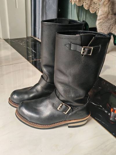 淘到了村田莲尔老师原画同款的工程师靴，超喜欢，超好看，于是又买了一双，在途中，这双皮料一级棒，分量足，是双沉甸甸的重工工程师靴，舒适性也拉满，这个价格买到好划算！