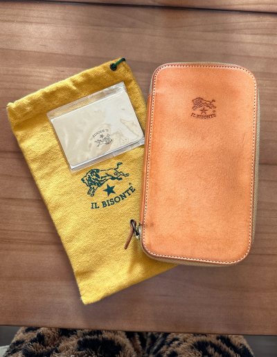 收到的实物非常满意，是自己想要的样子。原色长款钱包原主贮藏的很好；小黑包so cute，比想象当中小，太可爱啦～